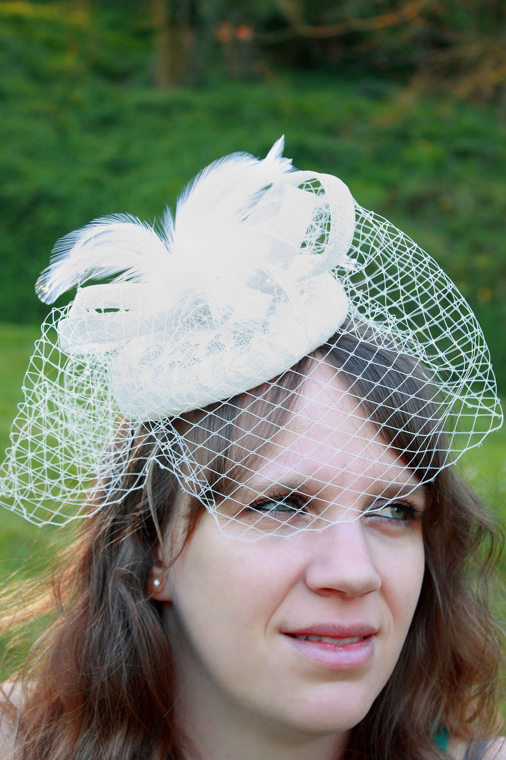 Chapeau Filet Voile Fascinant Pour Courses Mariage – Avec Cônes Et Plumes – Hatinator
